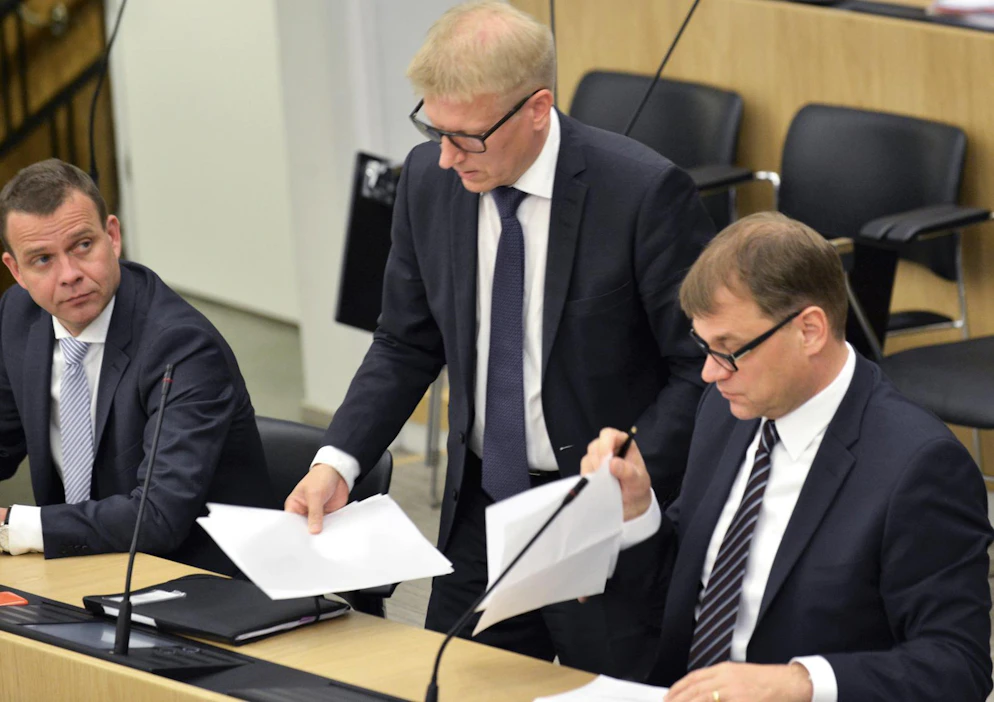 EU-politiikan keskeinen kolmikko maatalouskysymysten osalta - Juha Sipilä, Kimmo Tiilikainen ja Petteri Orpo - keskustelivat tiistaina välikysymyksen aikaan.