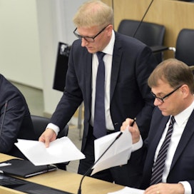 EU-politiikan keskeinen kolmikko maatalouskysymysten osalta - Juha Sipilä, Kimmo Tiilikainen ja Petteri Orpo - keskustelivat tiistaina välikysymyksen aikaan.