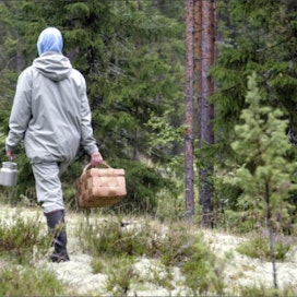Metsänomistajalla pitää olla oikeus kerätä itse marjansa omasta lähimetsästään, kirjoittaa Seija Lahti. Jaana Kankaanpää