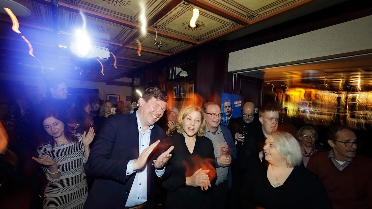 Tommi Lunttila jännitti ennakkoäänten tuloksia europarlamentaarikko Henna Virkkusen (kok.) kanssa kokoomuksen Harry´s Pubin vaalivalvojaisissa Jyväskylässä.