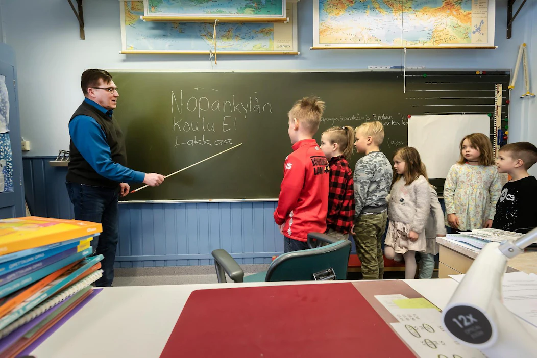 Ilmajoen kunnanjohtaja Seppo Pirttikoski suhtautuu myönteisesti kyläkouluihin. Kuvassa Nopankylän koulun oppilaat Anselmi Hautamäki (vas.), Teemu Kalliokoski, Nuutti Hautamäki, Tea Kalliokoski, Tessa Kalliokoski, Fiina Kauppila ja Tobias Pihlaja-Kuhna.