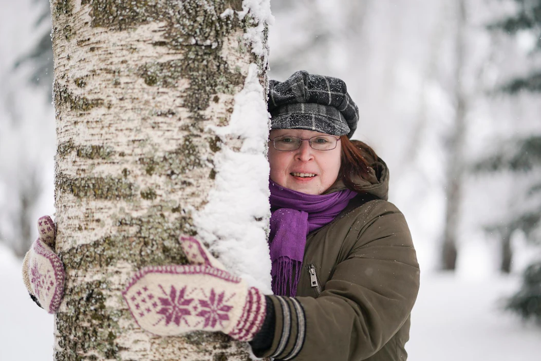 Metsä on erinomainen elementti hyvinvoinnin ammentamiseen, jäsenkorjaaja ja perinnetutkija Sanna Monthan sanoo.
