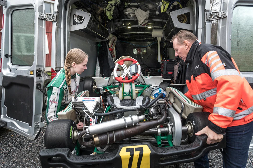 Meri Levula ajaa kartingia OK-J -luokassa. Hänen isänsä Tapani Levula rakentaa autojen moottorit.