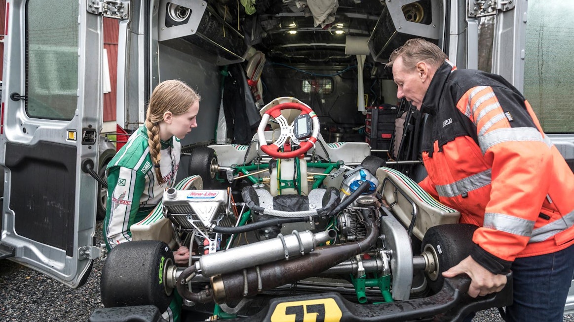 Meri Levula ajaa kartingia OK-J -luokassa. Hänen isänsä Tapani Levula rakentaa autojen moottorit.