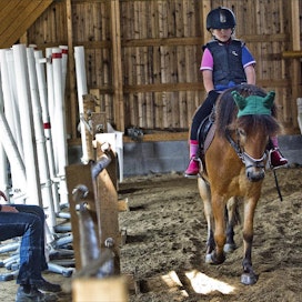 Maneesi oli Riitta Kilpiölle päätoimisen ratsastuskoulun pidon ehto: siitä hyötyvät niin asiakkaat, hevoset kuin yrittäjä ja työntekijät. Venla Mustalahti ratsastaa. Kari Salonen