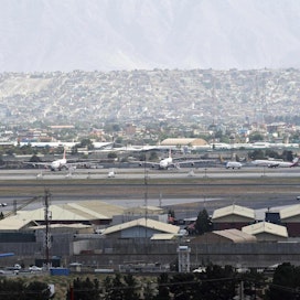 Talebanin joukot ovat lähestyneet vauhdilla pääkaupunki Kabulia. Kuva on Kabulin lentokentältä lauantailta. LEHTIKUVA / AFP