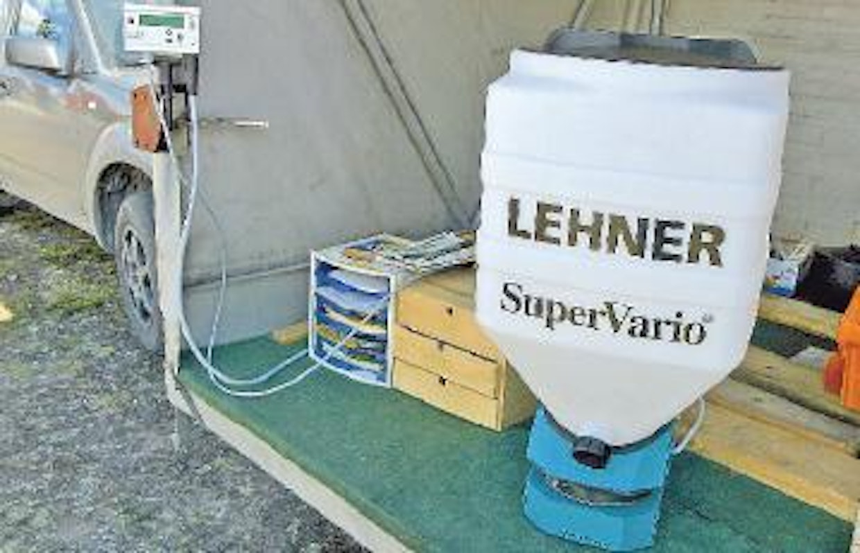 Lohjalaisen Energiansäästö Oy:n sähkötoimisia (12 V/180 W) Lehner-lautaslevittimiä on tarjolla sekä pelto- että kunnallistekniseen käyttöön. SuperVario-mallisto, säiliötilavuudet joko 70, 105 tai 170 litraa, sopii piensiementen kylvöön ja sekä etanan- ja myyränsyöttienlevitykseen. Suuri työleveys on levitettävästä materiaalista riippuen 2-24 metriä. Sekä levitysmäärä (sulkuaukon avautumisaste) että ‑leveys (lautasen kierrosnopeus) säädetään ohjaamoon sijoitettavalla hallintayksiköllä. Lisävarusteena on tarjolla päisteautomatiikka, joka toimi joko esimerkiksi nostolaitteeseen liitetyn anturin tai traktorin 7-napaisen signaalipistorasian ohjaamana.Polaro-mallisto on tarkoitettu liukkaudentorjuntamateriaalien levitykseen. Säiliötilavuudet ovat joko 70, 105, 170 tai 250 litraa. Levitysleveys on säädettävissä välille 0,8–6 metriä. Levitystoimintoja hallitaan ohjaamoon sijoitettavalla ohjausyksiköllä. (HH)
