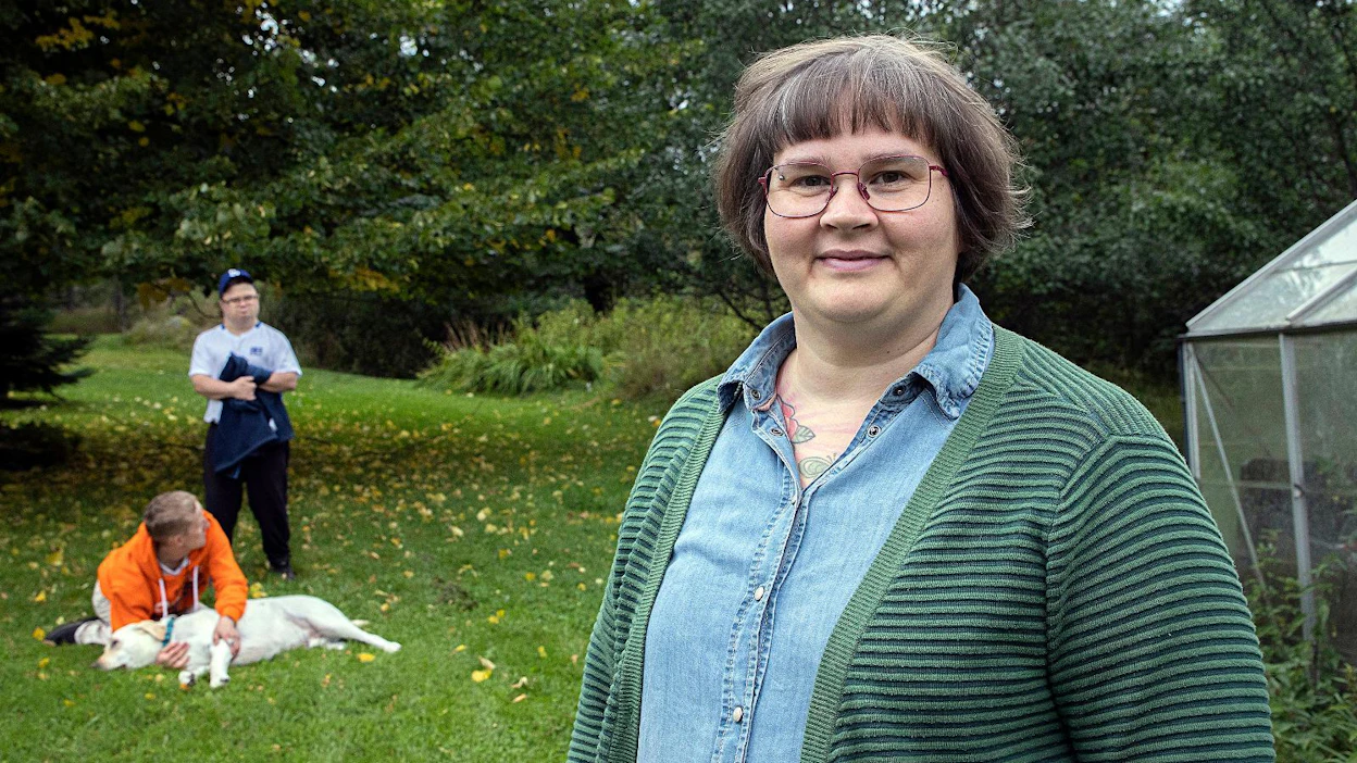 Perhekoti Vipusessa olisi periaatteessa yksi paikka vapaana, mutta huone sijaitsee Minna Enqvistin perheen kotitalossa, joten siihen ei ole aktiivisesti etsitty uutta asukasta. Kuvan taustalla ovat perhekodin asukkaat Aki ja Mika sekä Usko-koira.