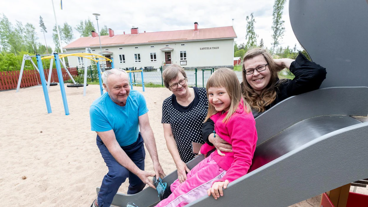 Heimo Tuominen ja kyläyhdistyksen puheenjohtaja Leena Virri-Hanhijärvi ovat asuneet lähes koko ikänsä Lantulassa. Kylälehden päätoimittaja Sari Haavisto ja hänen tyttärensä Irja-Maria Haavisto ovat iloisia Vuoden kylä 2021 -tunnustuksesta.