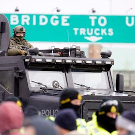 Poliisi otti sillalta kiinni useita mielenosoittajia ja hinasi autoja.