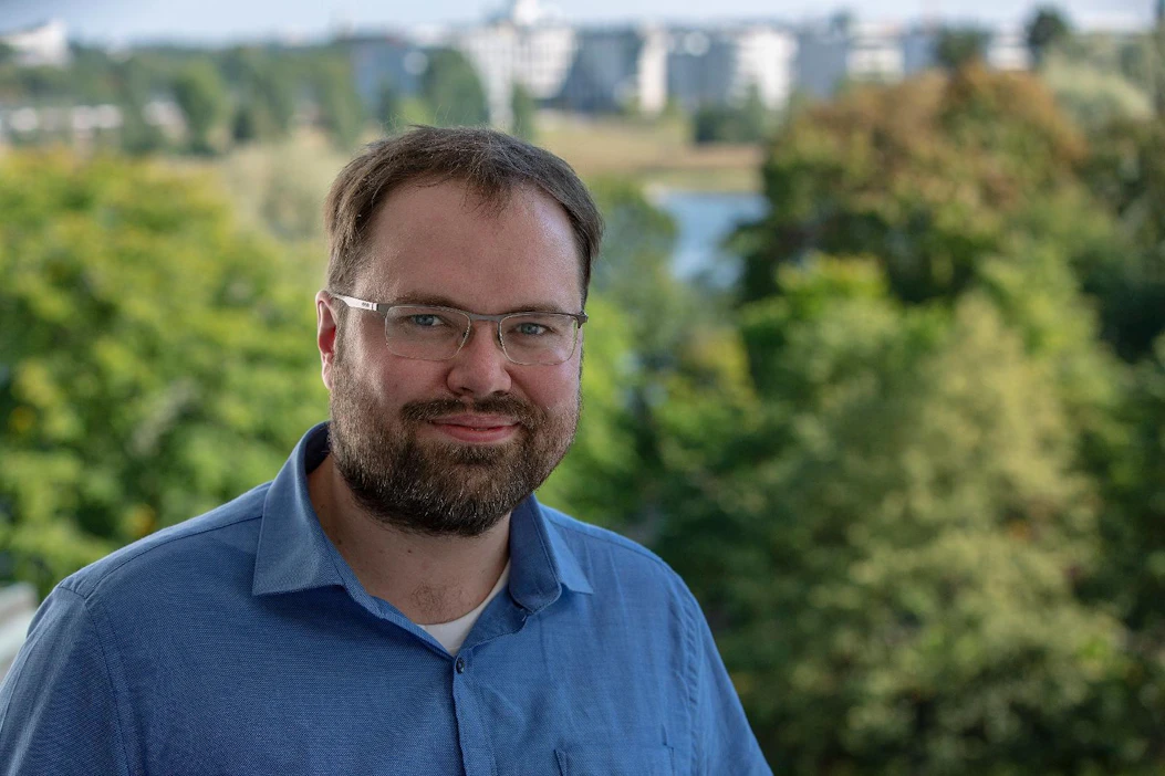 Kansallisooppera sijaitsee Helsingissä Töölönlahden rannalla. Oopperatalon parvekkeelta Petteri Iivonen voi nähdä kaistaleen vihreää puistoluontoa.