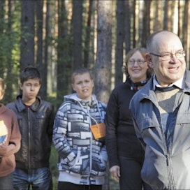 Metlan ylijohtaja Hannu Raitio (oikealla) luovutti 60-vuotispäivänään saamansa lahjarahat metsäopetuskäyttöön. Taustalla Vantaan Askiston koulunopettaja Outi Jolma oppilaineen. Markku Vuorikari