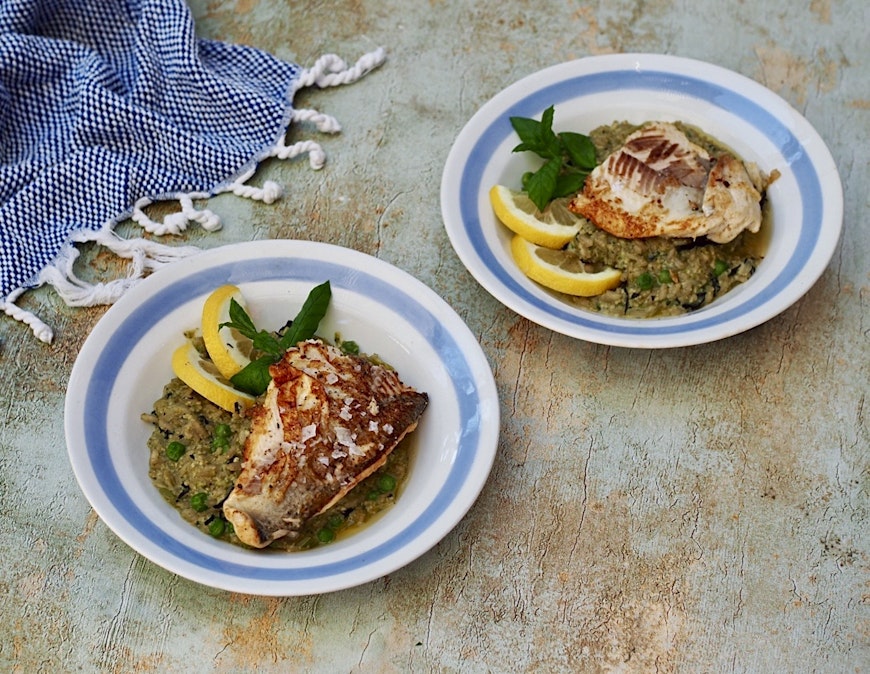 Paistettu siika saa rinnalleen herkullista hernerisottoa.