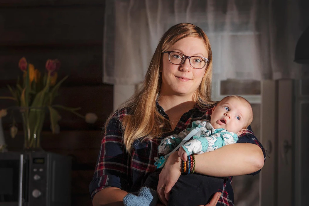 Suvi Myller valmistuu pian agrologiksi. Kotoaan Joensuun Kiihtelysvaarasta hän on käynyt neljän vuoden aikana opiskelupaikkakunnallaan Iisalmessa vain muutaman kerran. Perheen nuorimmaisella ei ole vielä nimeä.