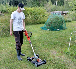 Pikakiinnitteinen leikkuualusta mahdollistaa pienten nurmialueiden siistin leikkaamisen leikkuukorkeuden pysyessä vakiona. Käyttö on myös kevyttä, sillä trimmeriä ei tarvitse kannatella.