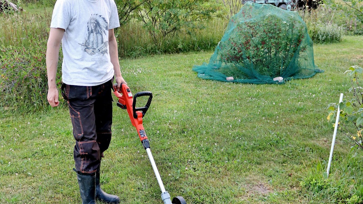 Pikakiinnitteinen leikkuualusta mahdollistaa pienten nurmialueiden siistin leikkaamisen leikkuukorkeuden pysyessä vakiona. Käyttö on myös kevyttä, sillä trimmeriä ei tarvitse kannatella.