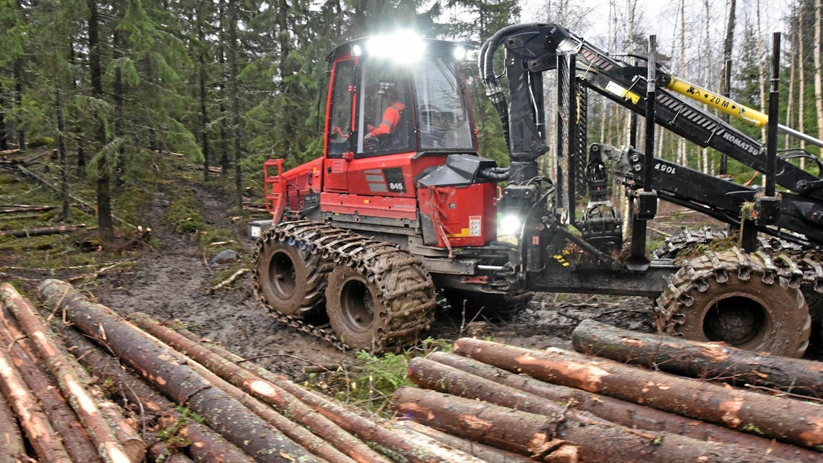 Puunkorjuu ja -kuljetukset ovat käyneet kuukausia vajaateholla, kun poikkeuksellisen leudon talven lisäksi metsäteollisuuden työtaistelut ovat pysäyttäneet osan koneista. Kuva on otettu tammikuussa Akaassa Pirkanmaalla.