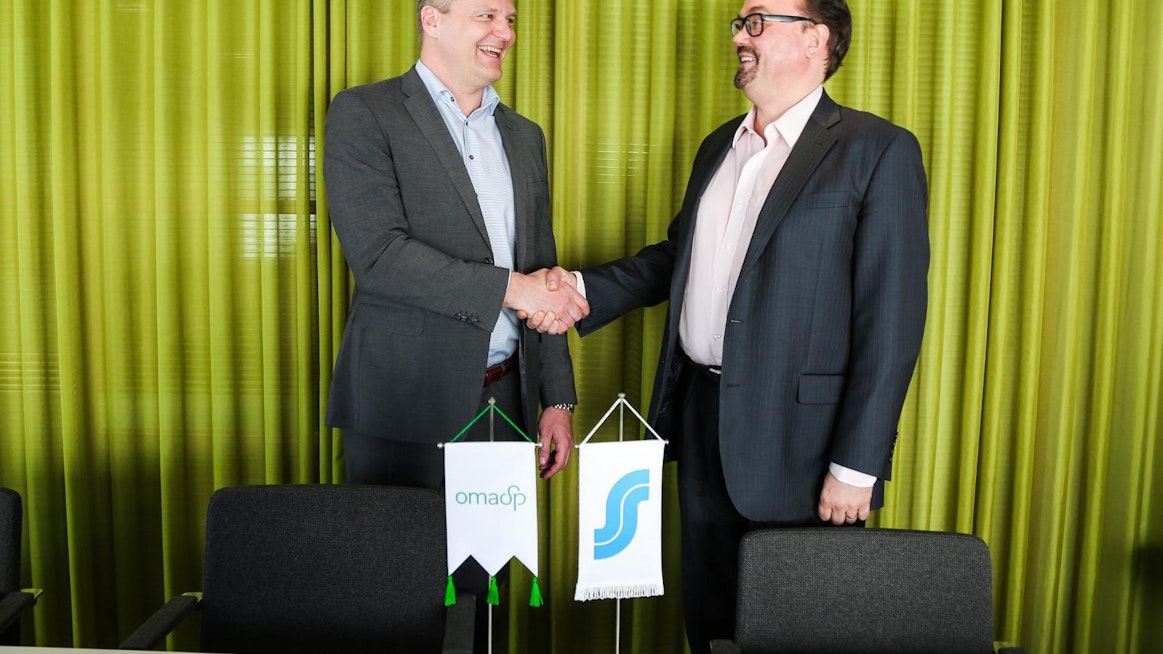 Oma Säästöpankin Pasi Sydänlammi ja S-Pankin Pekka Ylihurula allekirjoittivat sopimuksen liiketoiminnan kaupasta.