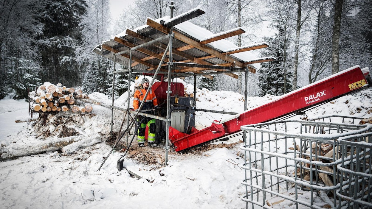 Sirkkelillä tai moottorisahatyyppisellä leikkuulla varustetut klapikoneet ovat yleistyneet (kuvassa), mutta viiltävällä leikkuulla varustetuilla koneilla vahvuutensa ohuen rankapuun teossa.