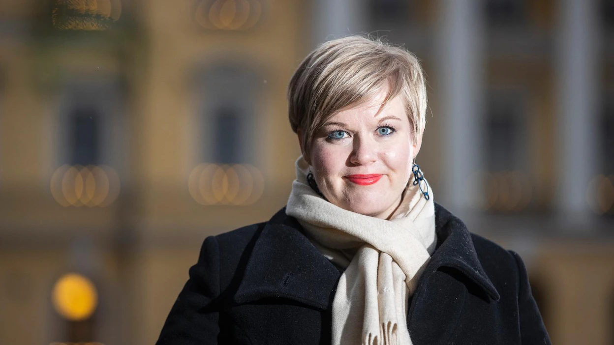 Jouluksi kotiin maalle matkannut Annika Saarikko (kesk.) tunnustaa olevansa usein arki-iltaisin väsynyt. "Joulun yhdessäolo perheen kanssa tulee tarpeeseen."