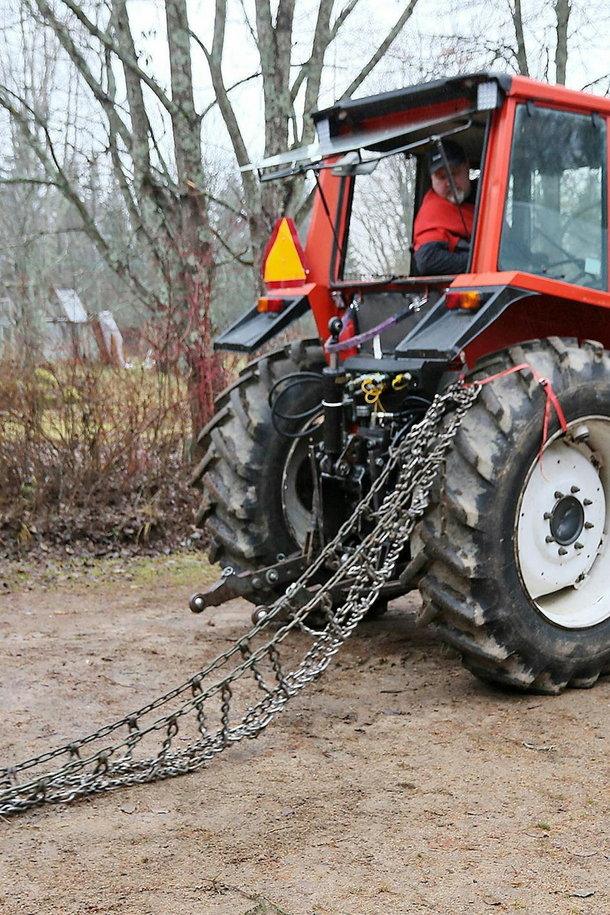 4. Seuraavaksi ajetaan hiljaa eteenpäin, jolloin ketju nousee renkaan päälle. Ajamisen aikana on tarkkailtava ketjun liikkeitä.