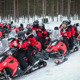 Moottorikelkkaretki kuului  matkailijaryhmän ohjelmaan  vuodenvaihteessa Rovaniemellä.