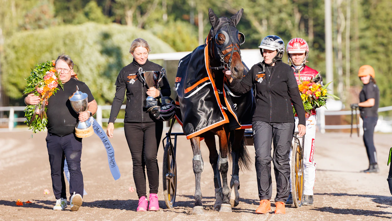 Katja Melkon (toinen vas.) valmentama Lightning Stride voitti viime syksynä Derbyn finaalin. Santtu Raitala vastasi ohjastuksesta.