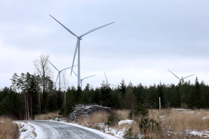 Hallitus ehdottaa lakia maatuulivoimaloiden purkamisesta.