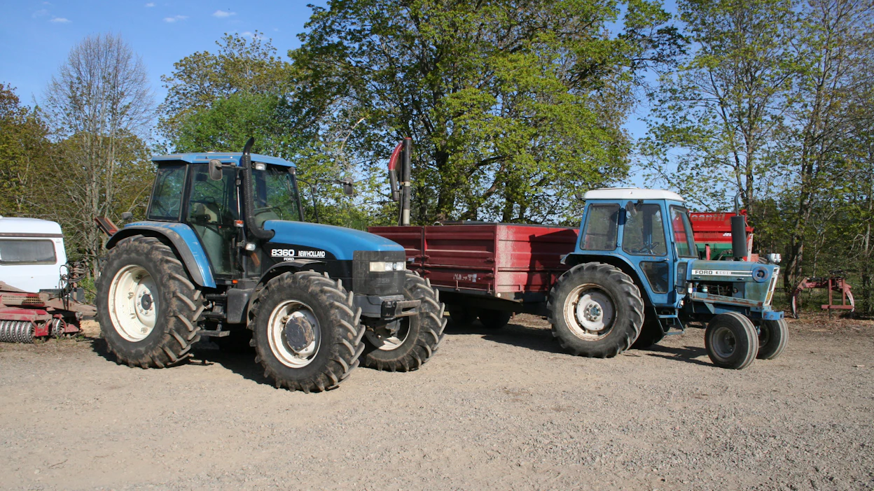 New Holland 8360:sta kutsutaan lempinimellä ”Jörgen”. Konetta käytetään muun muassa lannanlevittäjän vetojuhtana. Uusimpana varusteena ohjaamoon on asennettu automaattiohjaus. Vuosimallin 1978 Ford 6600 on valjastettu vetämään kylvökoneen täyttövaunua. Talon toinen veteraani-Ford palvelee iästään huolimatta edelleen tietyissä tehtävissä omistajiaan.