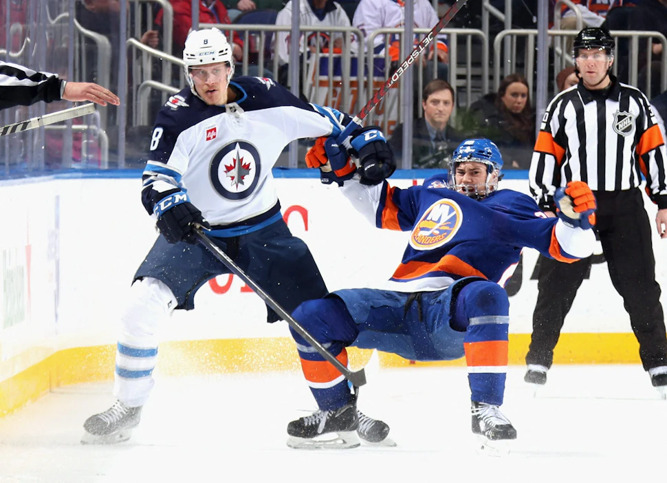 Winnipeg Jetsin Saku Mäenalanen (vas.) jäi pisteittä ottelussa New York Islandersia vastaan. LEHTIKUVA/AFP.