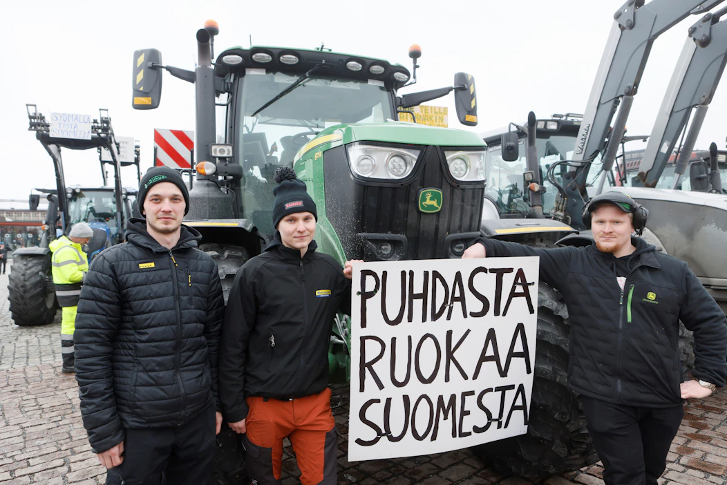 Kuopion Ruokamarssi-tapahtumaan osallistuvat maaninkalaiset Otto Siikalahti (kuvassa vasemmalla), Olli Pekkarinen ja Ahti Tuomainen haluavat herätellä kuluttajia ja lähettää tiukan viestin kaupan suuntaan.