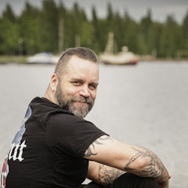 Metalliyhtye Ruoskan laulaja Patrik Mennander on kotoisin maaseudulta. Luonto ja maalaismaisemat ruokkivat musiikillista luovuutta, hän kertoo.