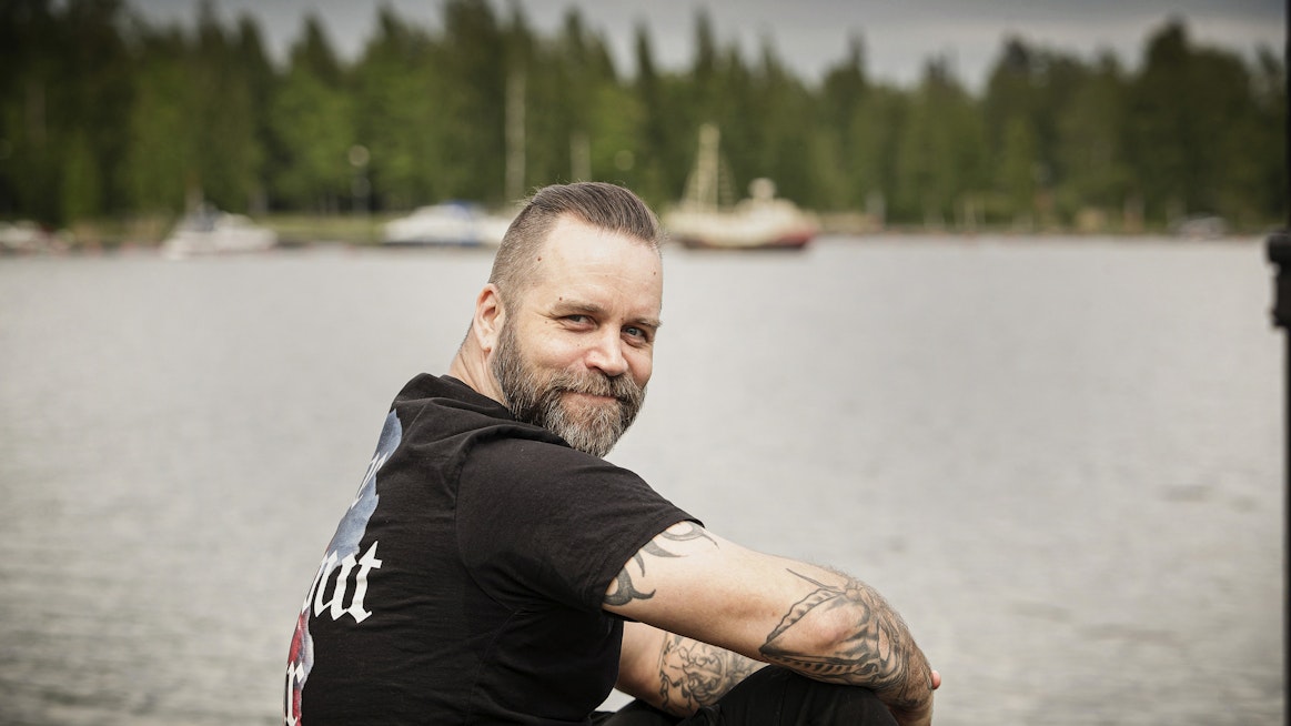 Metalliyhtye Ruoskan laulaja Patrik Mennander on kotoisin maaseudulta. Luonto ja maalaismaisemat ruokkivat musiikillista luovuutta, hän kertoo.