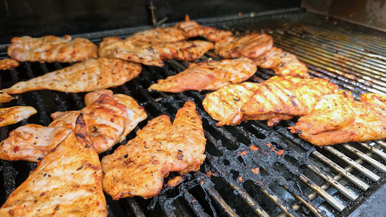 Broileri on erittäin suosittua grillattavaa. Avuksi kannattaa ottaa paistomittari, jotta kypsyyttä ei tarvitse lähteä arvailemaan.