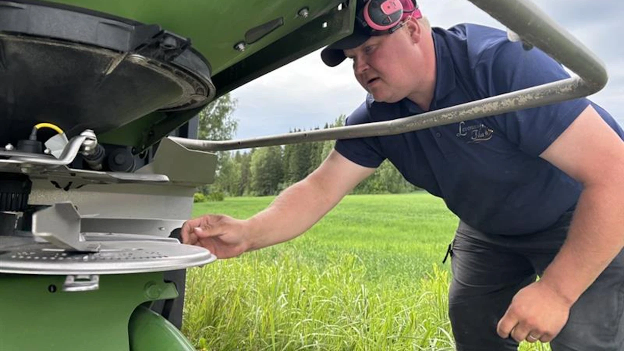 Eero Levoniemi sääti keskipakoislevittimen levittämään lannoitteen 21 metrin leveydelle, jolloin traktori pystyi seuraamaan peltoon tulleita ruiskutusjälkiä.