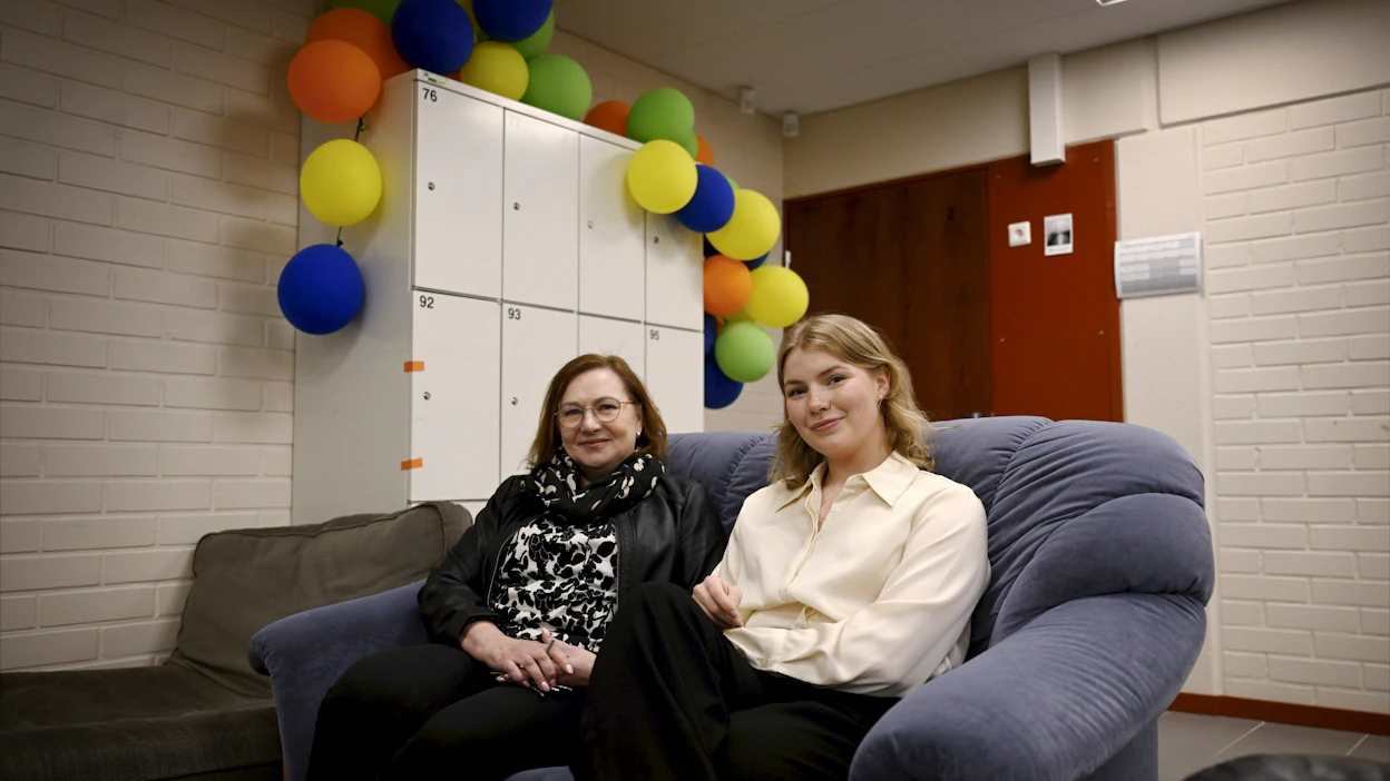 Rehtori Anett Blom (vas.) ja tuore ylioppilas Netta Mutila nostavat opiskeluympäristön miellyttävyyden ja lukion yhteisöllisyyden osasyiksi Nousiaisten lukion hyvään suoritukseen. LEHTIKUVA / ANTTI AIMO-KOIVISTO.