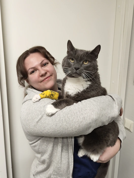 Eläinlääkäri Julia Haukilintu myöntää, että kotikissa ei ole sen terveempi kuin rotukissakaan, molemmilla tavataan sairauksia. Haukilinnun sylissä maatiaiskissa Touho.