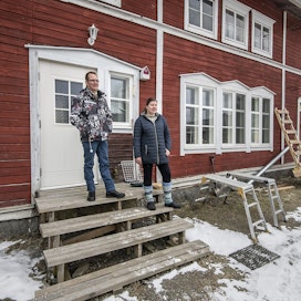 Arto ja Teija Räty ovat vuosien varrella remontoineet isosta pohjalaistalostaan mieleisensä ja taloon on asennettu maalämpö. Tuvan remontti valmistuu kesään mennessä.