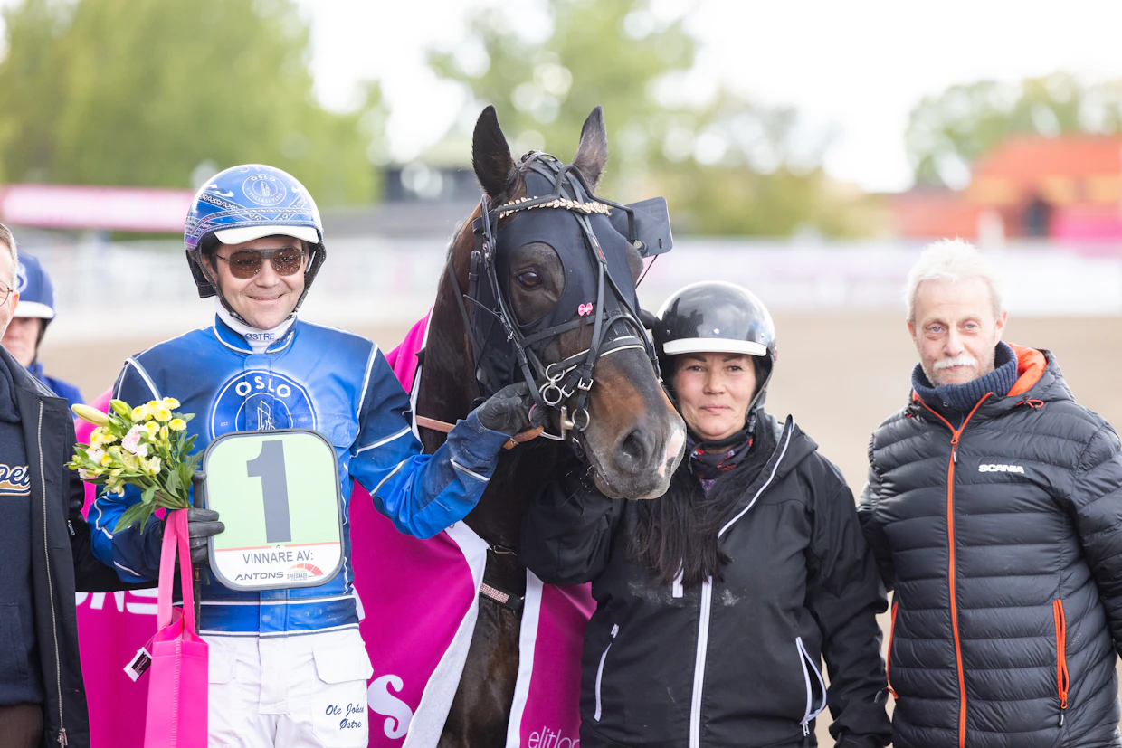 Ole Johan Östre voitti Monica Einarsenin valmentaman Alsaker Pumbaan kanssa Elitloppet-perjantaina ajetun kylmäveristen Speed Racen.