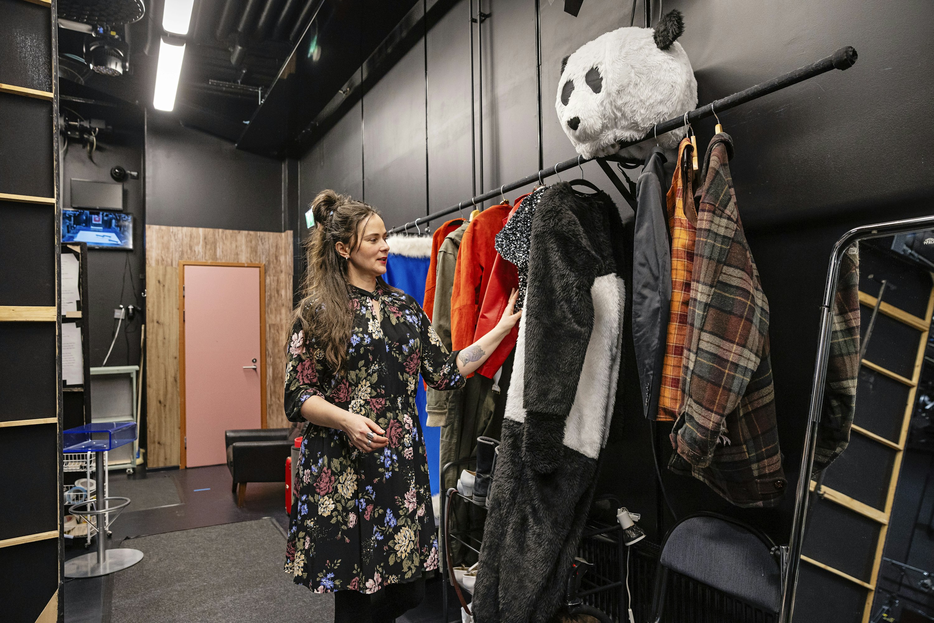 Armi-näytelmässä Karoliinala on monta roolia ja vaatteidenvaihtoa.