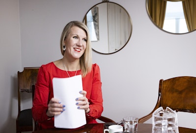 Sari Multala näkee, että luontokadon pysäyttäminen on välttämätöntä niin talouden kuin turvallisuudenkin takia. 