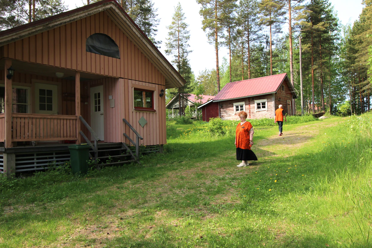 Mökit sijaitsevat luonnonkauniissa rantamaisemissa.