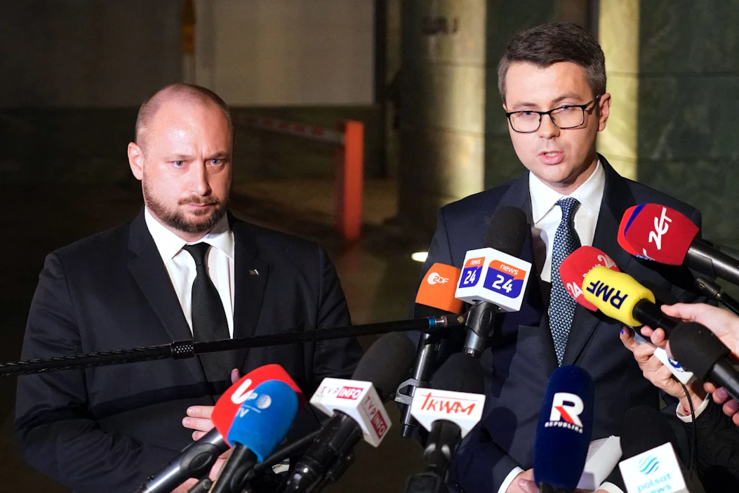 Jacek Siewiersk ja Piotr Müller antoivat lausunnon medialle Puolassa hätäkokouksen jälkeen. LEHTIKUVA/AFP.