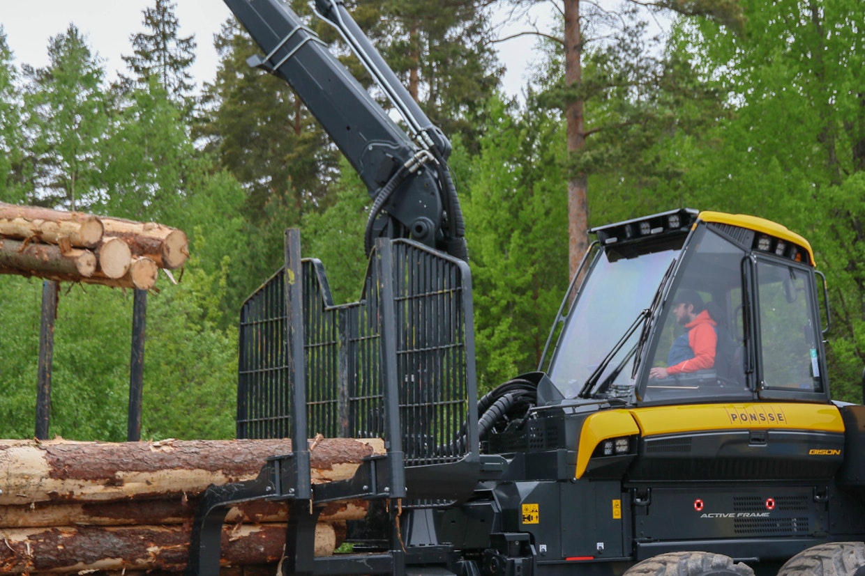 Ponssen ratkaisu kuormatraktorin kuljettajan työskentelyn ergonomian parantamiseen on hyvin yksinkertainen ja se on saanut nimen Active Seat. Ratkaisussa istuin kääntyy sähköisesti tietyssä suhteessa nosturin kääntymiseen.