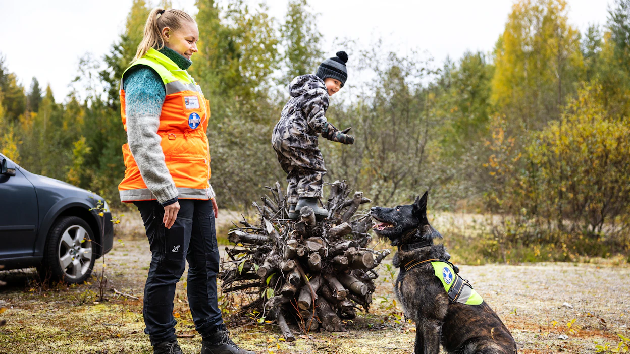 Suvi Launonen on ollut pelastuskoiran ohjaajana kolme vuotta. Treenikaverin lapsi Otso Peltonen seurasi Pohjois-Karjalan pelastuskoirat ry:n harjoituksia.
