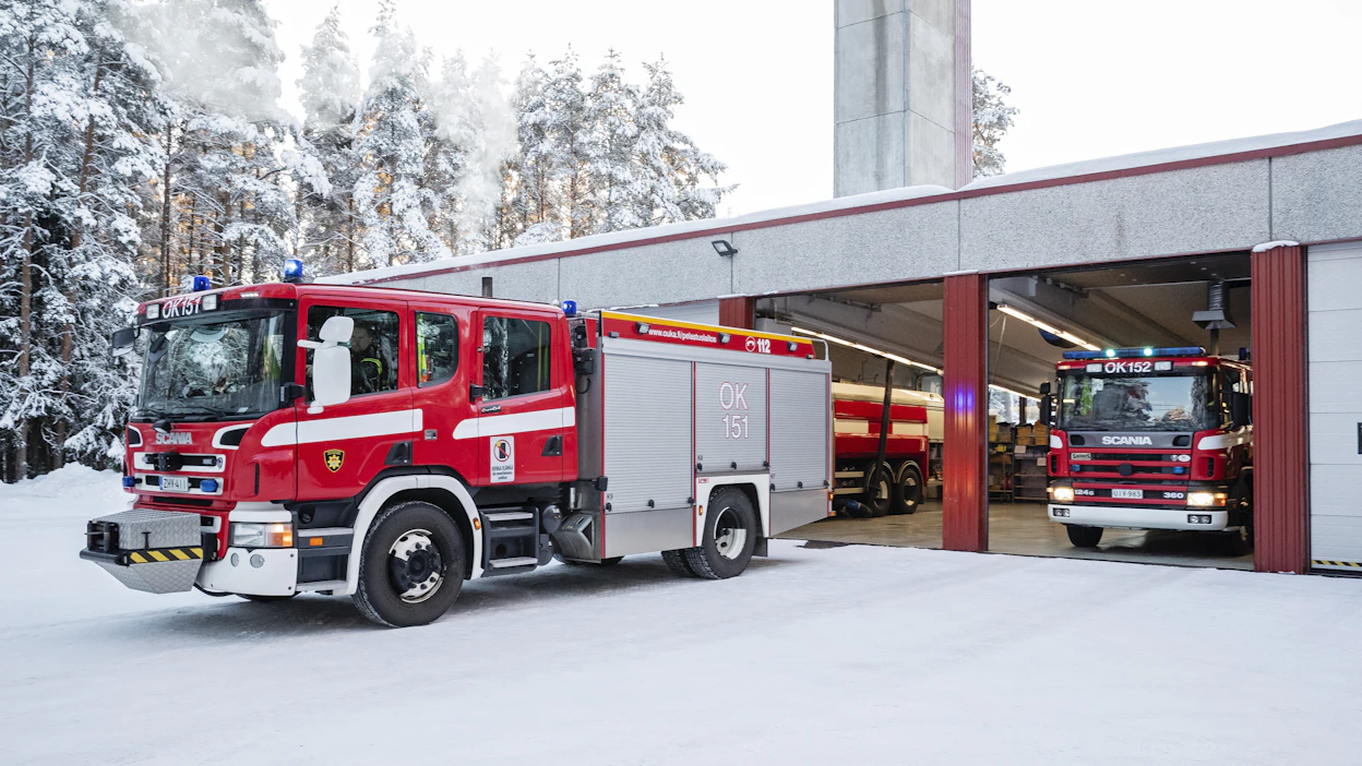 Maaseudun kustannustehokas pelastustoiminta on Suvi Friedin mielstä mahdollista sopimuspalokuntien osittain vapaaehtoisen toiminnan ansiosta. Kuvassa Oulun VPK:n kalustoa.