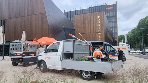 Stihl piti kansainvälisen lehdistötilaisuutensa juuri valmistuneessa Stihl Brand World -keskuksessaan Saksan Waiblingenissa. Tilaisuudessa Stihl kertoi panostuksistaan sähköisempään tulevaisuuteen.