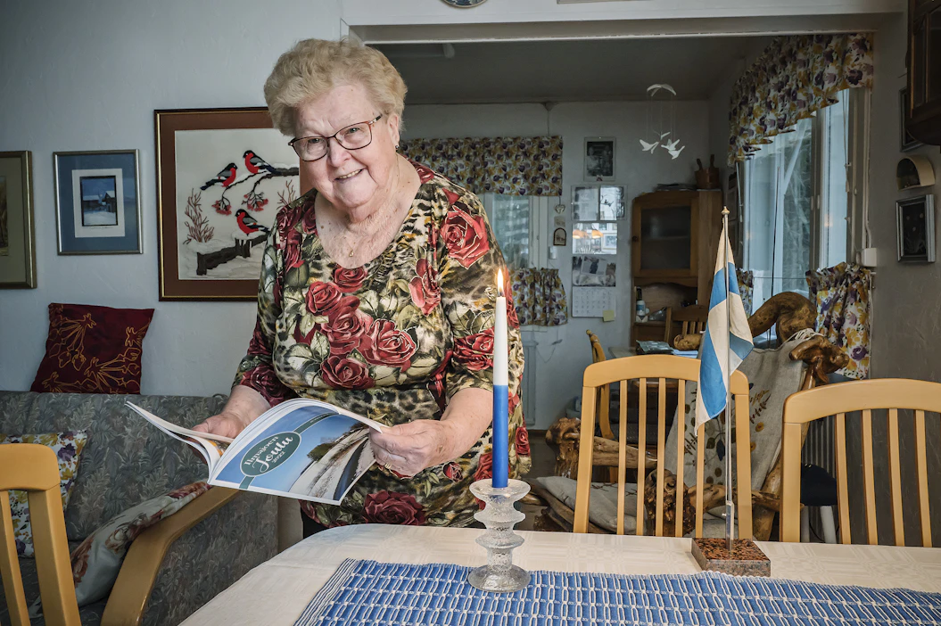Pieni Suomen lippu ja sinivalkoinen kynttilä kuuluvat olennaisesti Kaisu Mäen itsenäisyyspäivän viettoon.