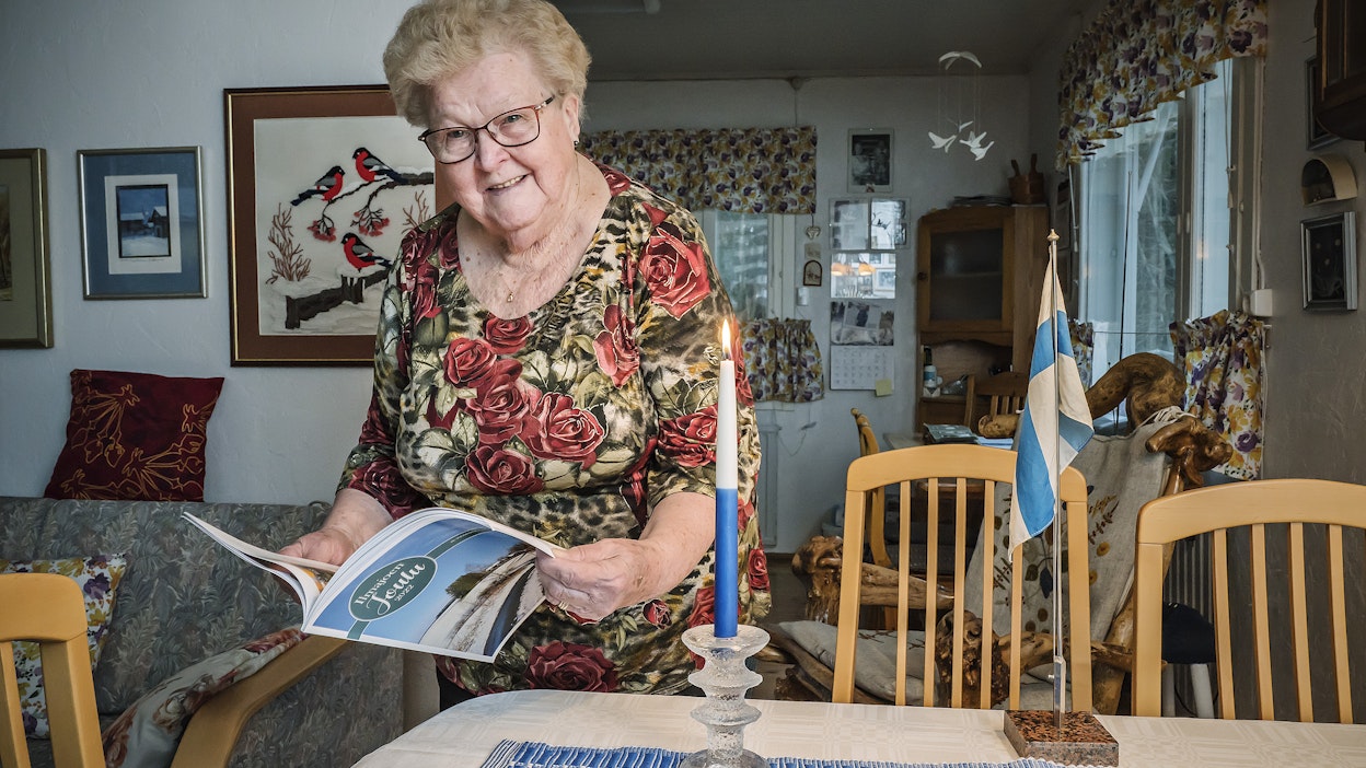 Pieni Suomen lippu ja sinivalkoinen kynttilä kuuluvat olennaisesti Kaisu Mäen itsenäisyyspäivän viettoon.