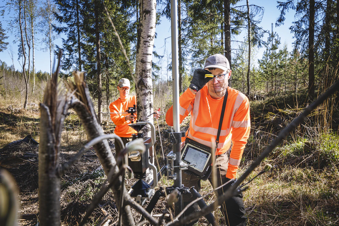 Henri Jakovuori (etualalla) ja Tino Aalto aloittavat mittaukset eteläsuomalaisessa kasvatusmetsässä. Täällä puusto on hakattu melko harvaksi.